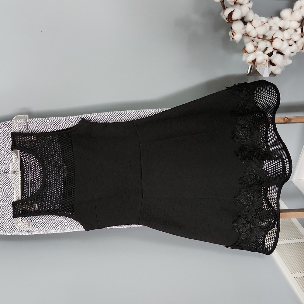 Womens Express Black Applique Floral Bottom Dress. SZ 6